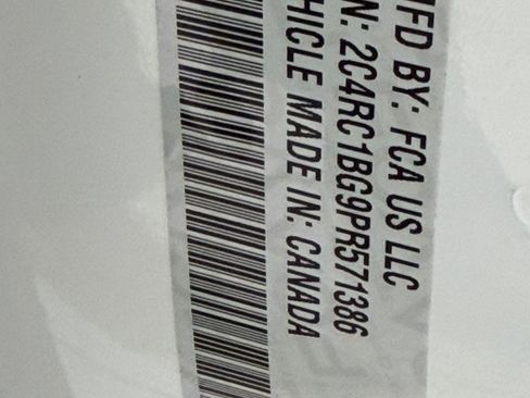 Used 2023 Chrysler Pacifica Touring-L image 15