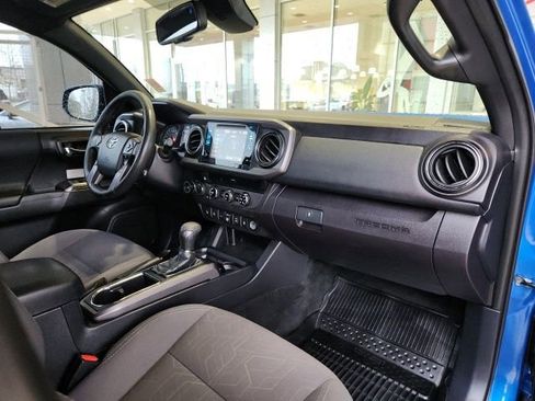 Used 2018 Toyota Tacoma TRD Off-Road w/ Technology Package AWD/4WD image 25