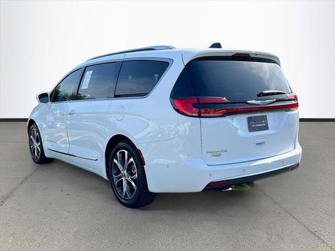 Certified 2024 Chrysler Pacifica Pinnacle FWD image 5