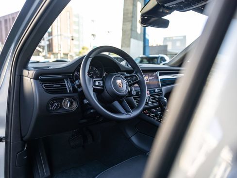 Certified 2026 Porsche Macan AWD/4WD image 3