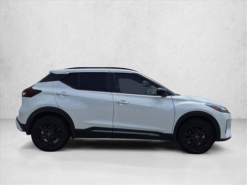 Used 2024 Nissan Kicks SR w/ SR Premium Package FWD image 4
