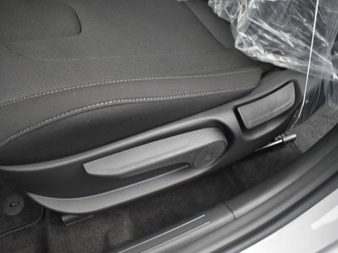 Used 2025 Hyundai Elantra SE FWD image 19