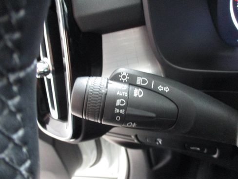 Used 2022 Volvo XC40 T5 Momentum image 63