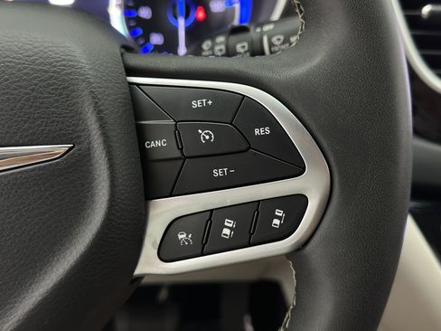 Used 2023 Chrysler Pacifica Touring-L FWD image 23