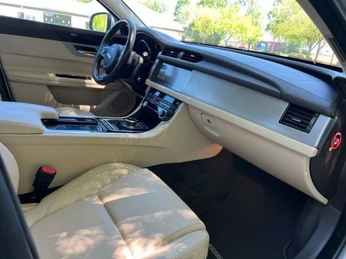 Used 2019 Jaguar XF Premium RWD image 23