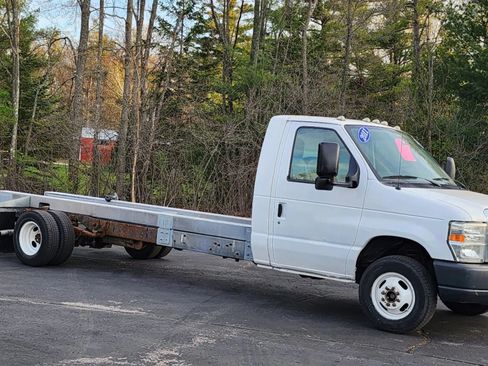Used 2011 Ford E-450 and Econoline 450 Super Duty RWD image 2