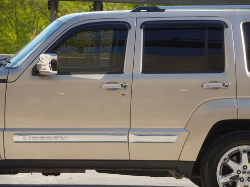 Used 2010 Jeep Liberty Limited w/ Tire & Wheel Group AWD/4WD image 31
