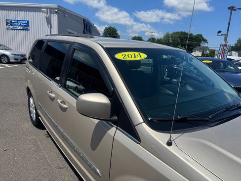 Used 2014 Chrysler Town & Country Touring FWD image 10