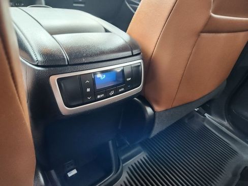 Used 2019 Toyota Highlander Limited image 8