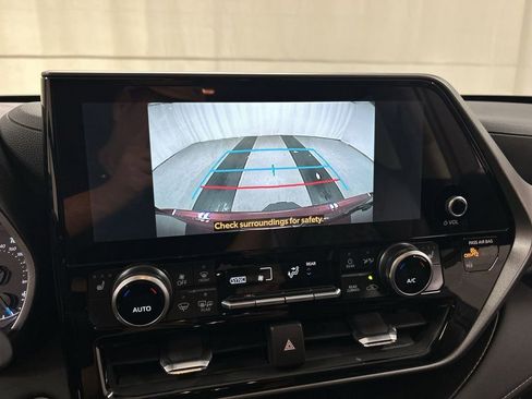 Used 2025 Toyota Highlander XLE image 15