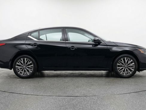 Used 2025 Nissan Altima 2.5 SV FWD image 11