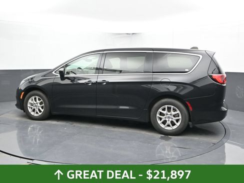 Used 2023 Chrysler Voyager LX FWD image 10