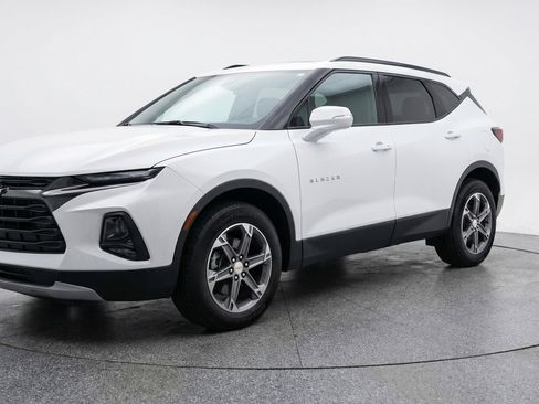Used 2025 Chevrolet Blazer LT FWD image 3