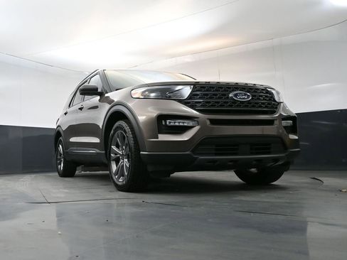 Used 2021 Ford Explorer XLT w/ Equipment Group 202A AWD/4WD image 25