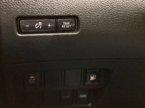 Used 2018 Nissan Rogue S image 27