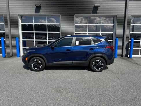Used 2024 Kia Seltos EX FWD image 2