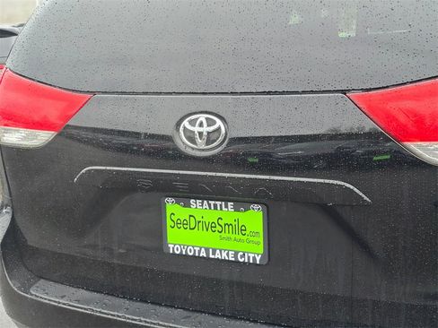 Used 2013 Toyota Sienna XLE image 15