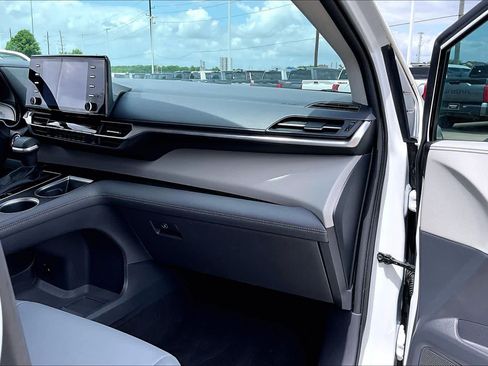 Used 2021 Toyota Sienna XLE FWD image 19
