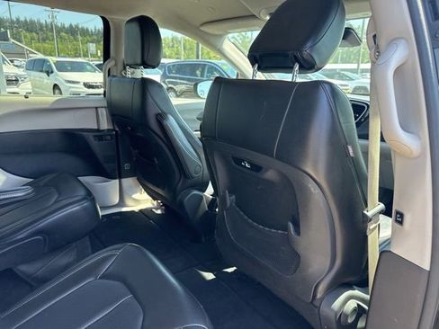 Used 2023 Chrysler Pacifica Touring-L FWD image 11