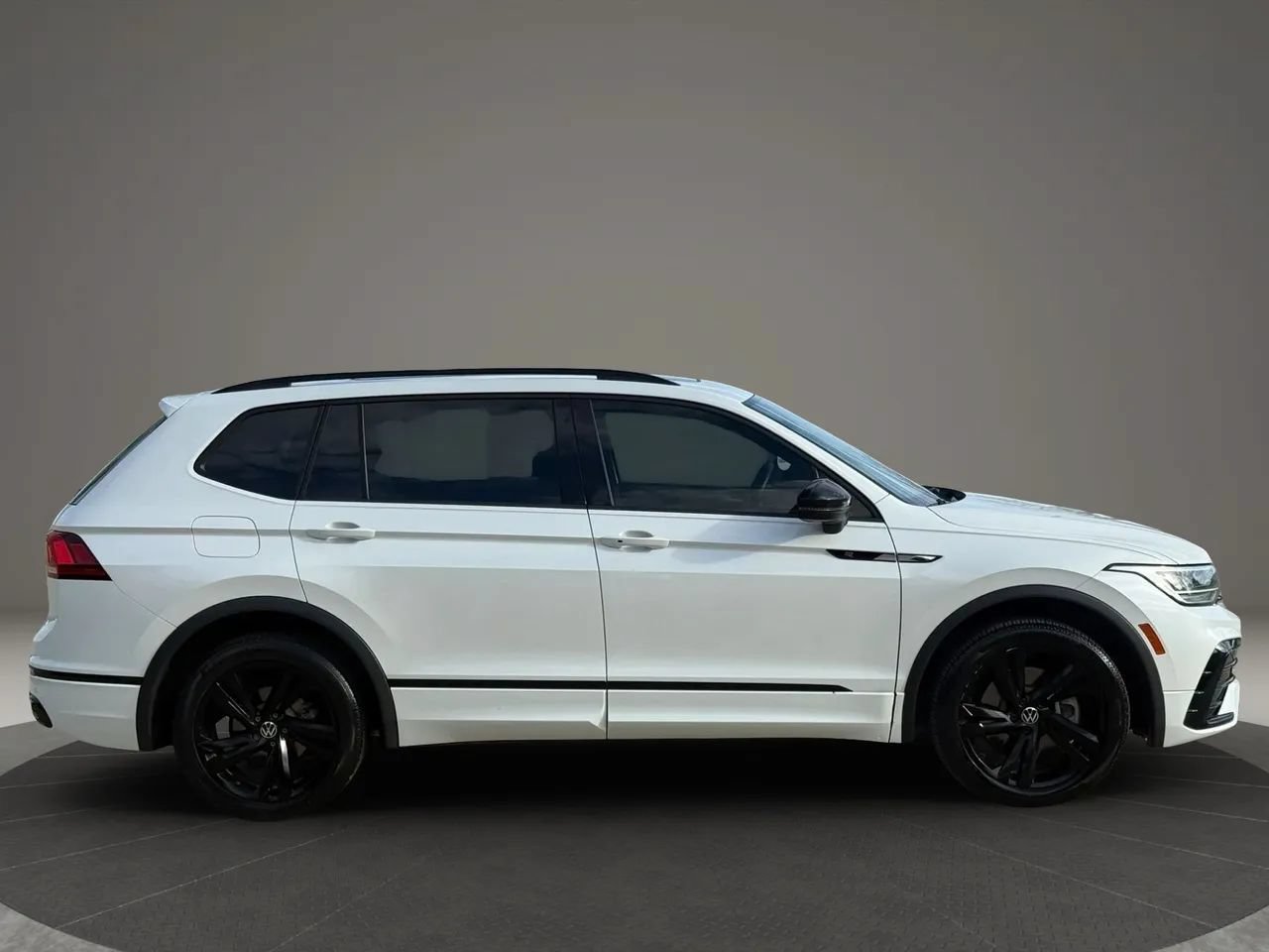 Used 2023 Volkswagen Tiguan SE R-Line FWD image 7