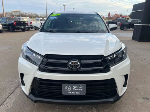 Used 2019 Toyota Highlander SE image 2