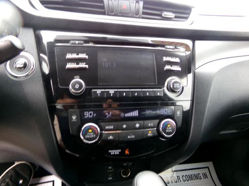 Used 2015 Nissan Rogue SV image 16