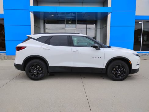 Used 2024 Chevrolet Blazer LT w/ Convenience Package FWD image 2