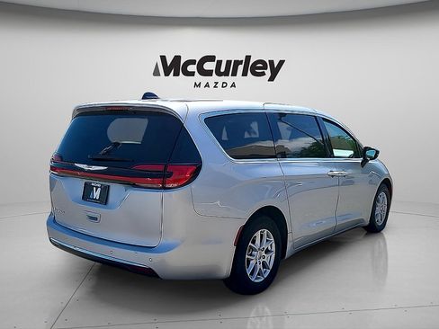 Used 2024 Chrysler Pacifica Touring-L FWD image 7