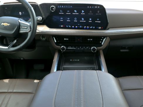 Used 2025 Chevrolet Suburban High Country AWD/4WD image 9