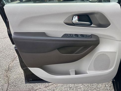 Used 2017 Chrysler Pacifica Touring-L image 8