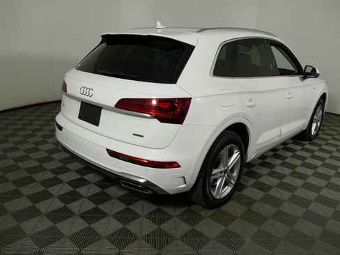 Used 2024 Audi Q5 e Premium w/ Convenience Package image 3