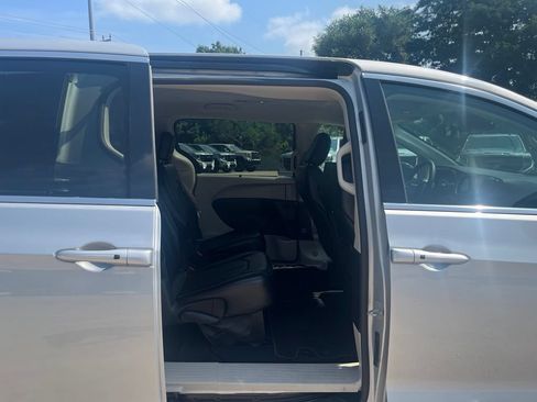 Used 2024 Chrysler Pacifica Touring-L FWD image 34
