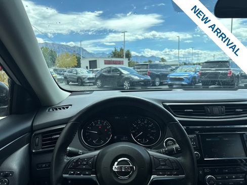 Used 2018 Nissan Rogue SV AWD/4WD image 20