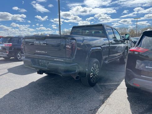Used 2021 GMC Sierra 2500 Denali w/ Denali Black Diamond Edition AWD/4WD image 3