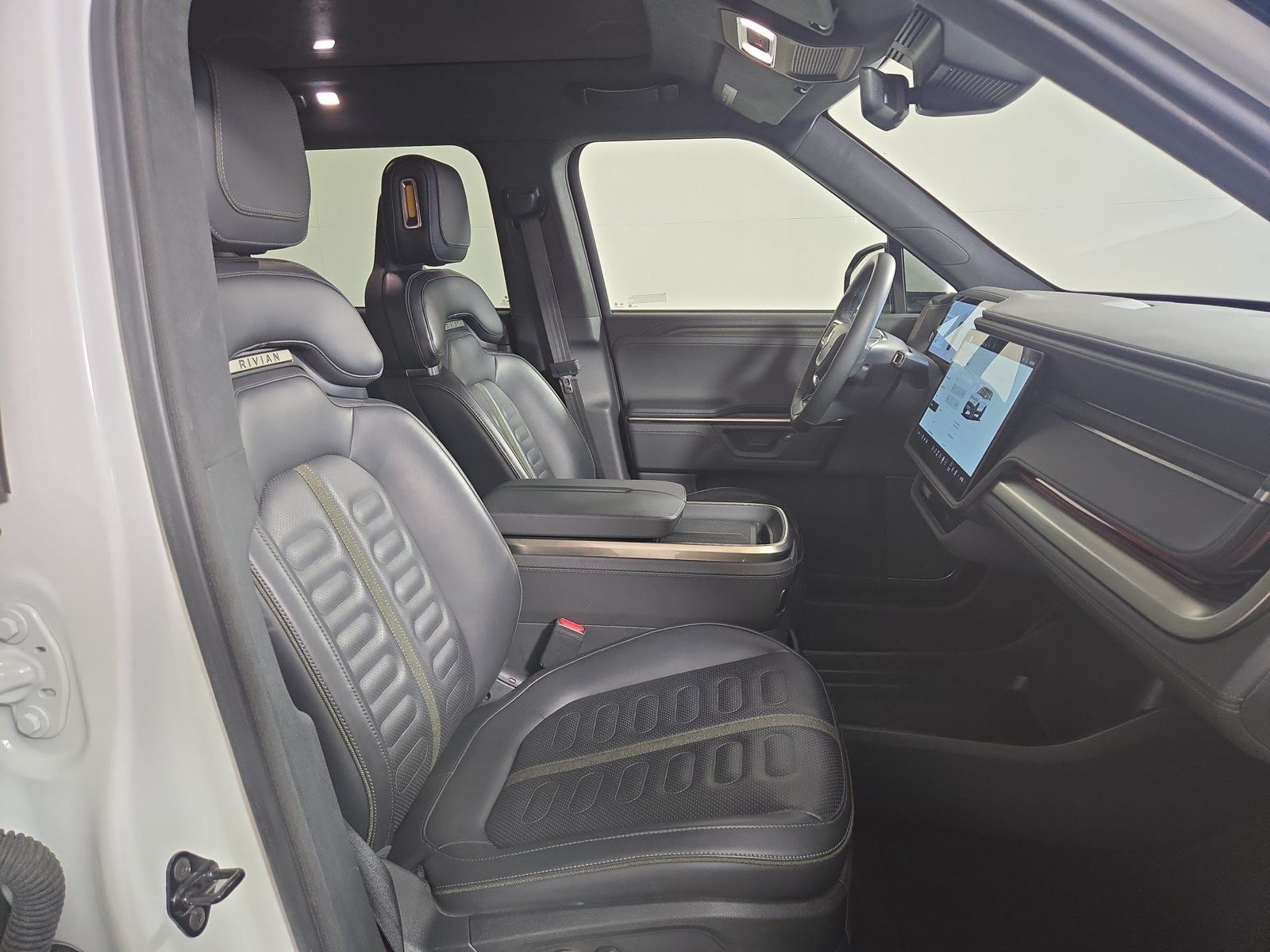 Used 2025 Rivian R1S Adventure Dual AWD/4WD image 24