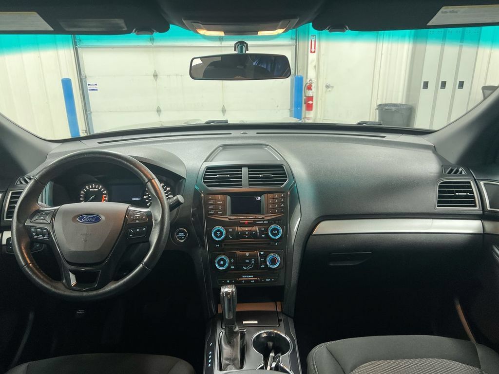Used 2017 Ford Explorer XLT FWD image 10