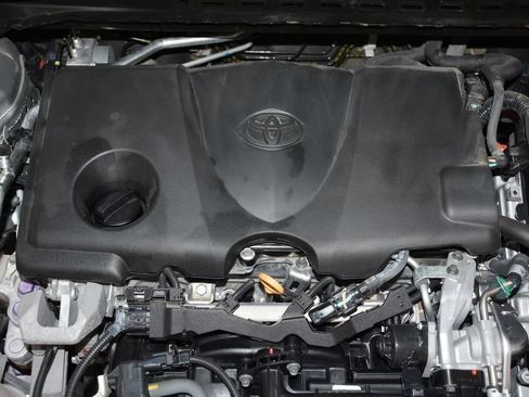 Used 2018 Toyota Camry XLE w/ Audio Package FWD image 9
