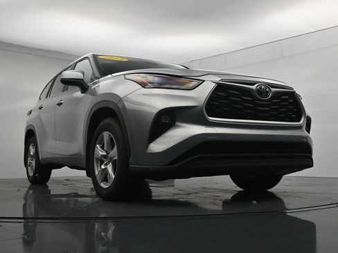 Used 2024 Toyota Highlander LE AWD/4WD image 32