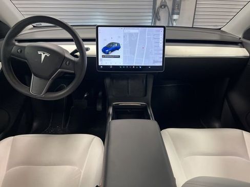 Used 2022 Tesla Model Y Long Range image 17