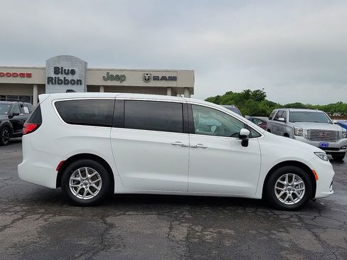 Used 2023 Chrysler Pacifica Touring-L FWD image 6