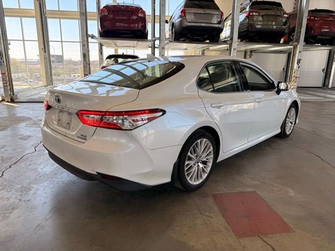 Used 2020 Toyota Camry XLE w/ Sunroof Package image 3