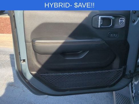 Used 2025 Jeep Wrangler Unlimited Sahara image 12