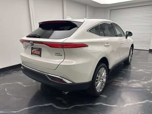 Used 2021 Toyota Venza XLE w/ Softex Package image 3