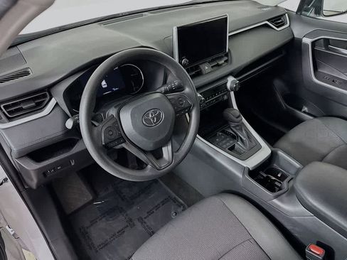 Used 2025 Toyota RAV4 XLE AWD/4WD image 2
