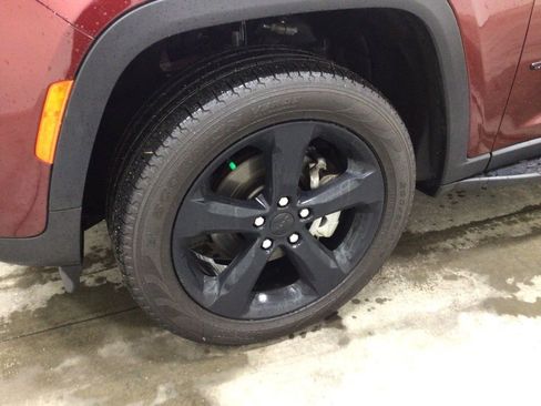 Used 2024 Jeep Grand Cherokee Limited w/ Black Appearance Package image 8