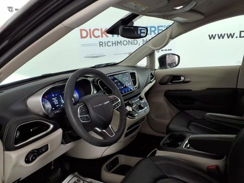 Used 2023 Chrysler Pacifica Touring-L image 12