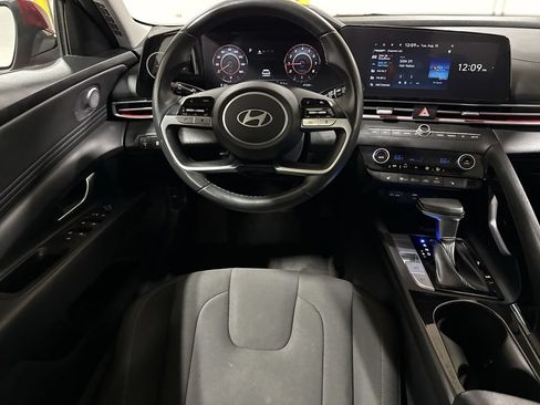 Used 2025 Hyundai Elantra SEL FWD image 11