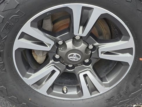 Used 2017 Toyota Tacoma TRD Sport image 24