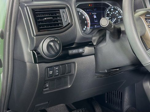 Used 2024 Nissan Titan SV w/ SV Bronze Edition Package image 11