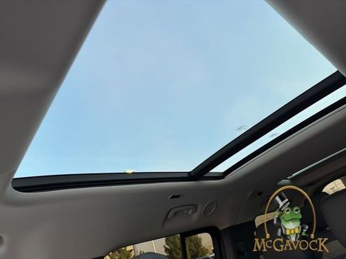 Used 2024 Land Rover Defender 130 X-Dynamic SE image 18